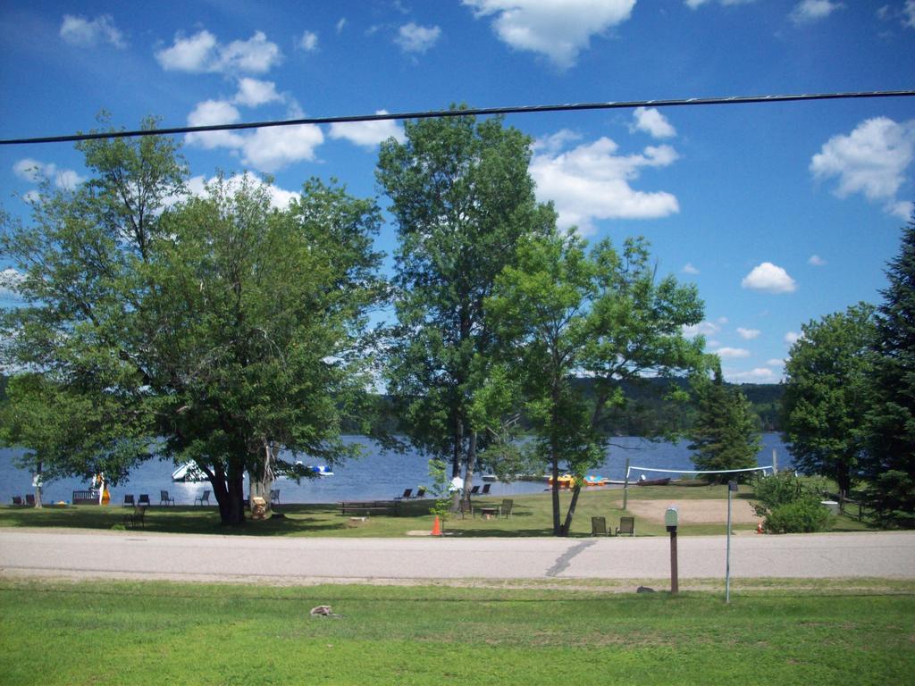 Lakewoods Cottage Oxtongue Lake Exterior photo