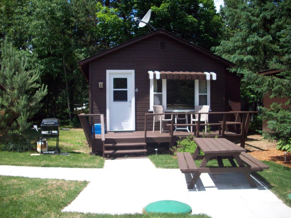 Lakewoods Cottage Oxtongue Lake Room photo